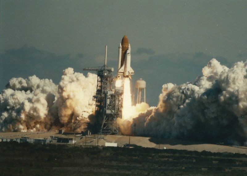 Illustration for article titled Long-Forgotten Photographs Reveal Challenger Disaster As It Happened